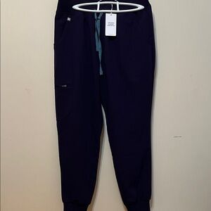 Figs women’s Zamora high waisted jogger scrubs. Size MP.